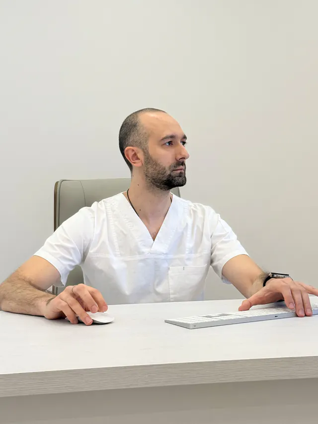 Dr. Andrei Rai la biroul de consultație