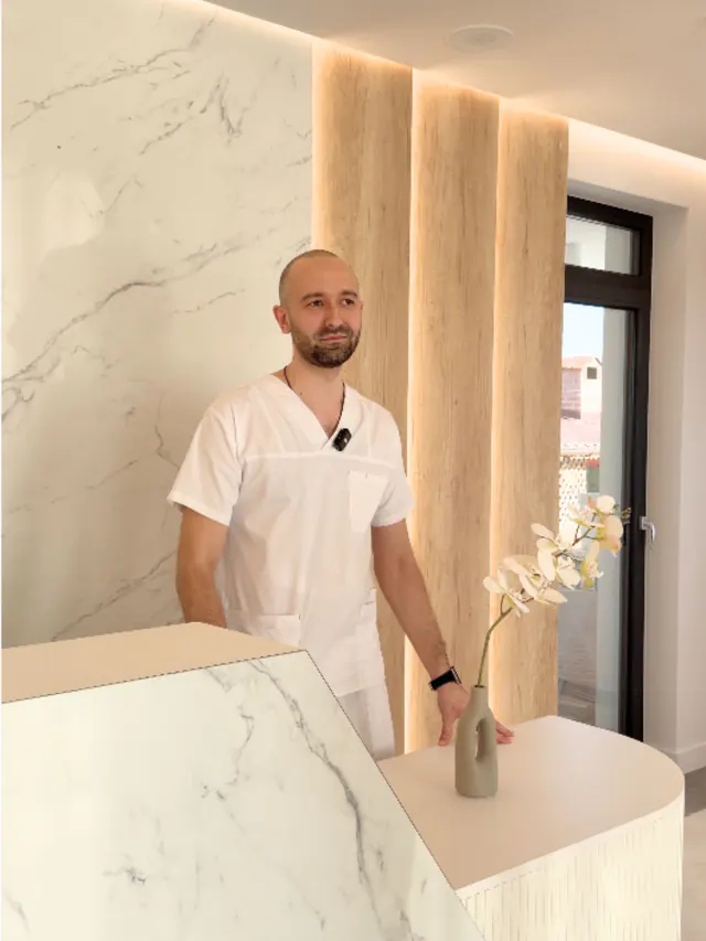 Cabinetul, cu lumină naturală dinspre fereastră